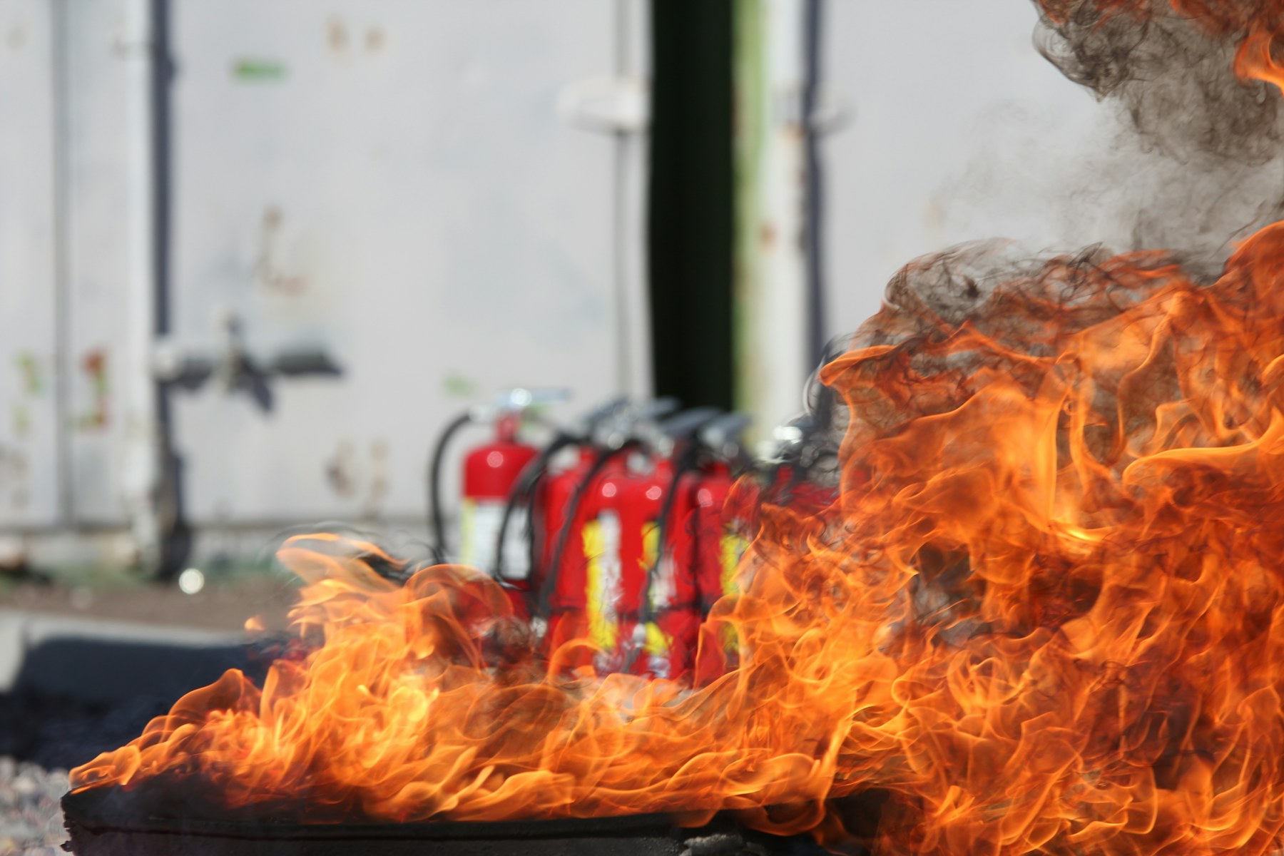 Esercitazione pratica durante un corso antincendio aziendale
